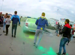 Полиция Челябинска отыскала подростков, забросавших патрульную машину красками на фестивале Холи
